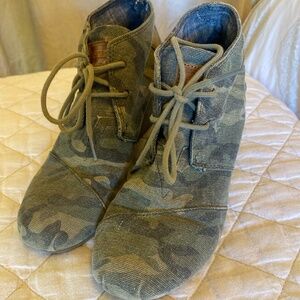 Toms Washed Camo Wedge Bootie, 7.5